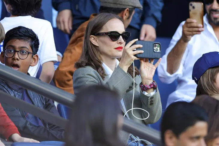 Natalie Portman nở nụ cười rạng rỡ giữa bê bối chồng ngoại tình - Ảnh 2. Natalie Portman nở nụ cười rạng rỡ giữa bê bối chồng ngoại tình - Ảnh 2.