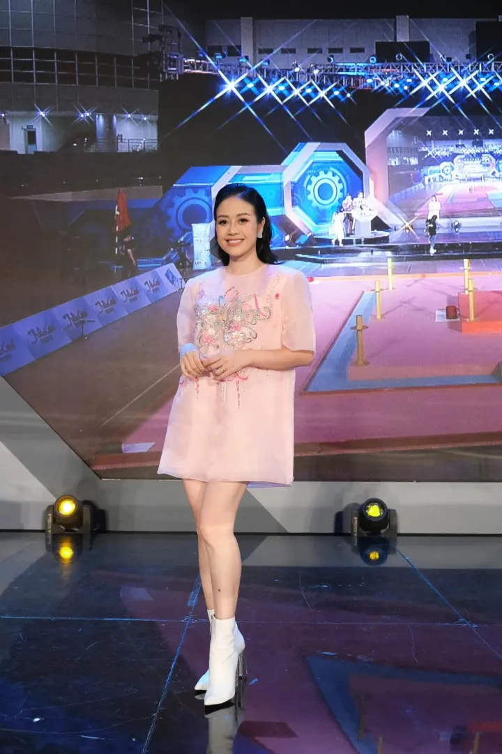 Sao Việt ngày 4/6: Hoa hậu Tiểu Vy mua nhà tặng ba mẹ, Trường Giang tặng Nhã Phương quà sinh nhật tiền tỷ - Ảnh 7. Sao Việt ngày 4/6: Hoa hậu Tiểu Vy mua nhà tặng ba mẹ, Trường Giang tặng Nhã Phương quà sinh nhật tiền tỷ - Ảnh 7.