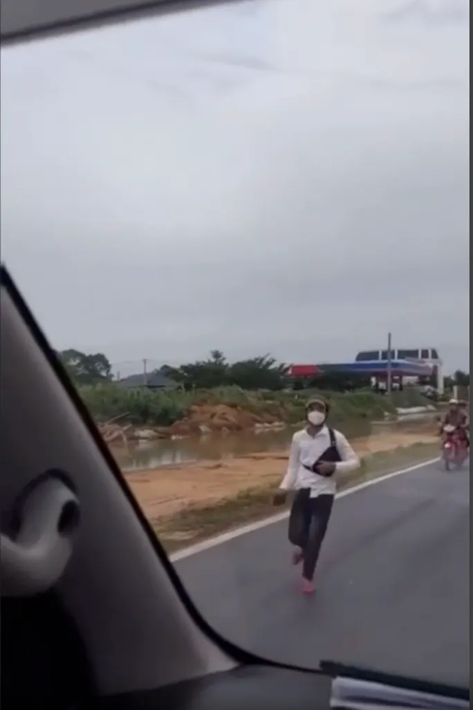 Công an xác minh vụ chặn đường, ném vỡ kính xe cứu thương - Ảnh 2. Công an xác minh vụ chặn đường, ném vỡ kính xe cứu thương - Ảnh 2.