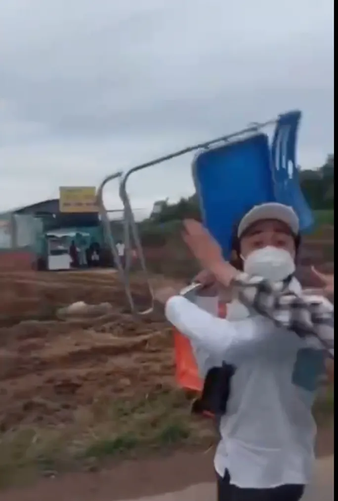 Công an xác minh vụ chặn đường, ném vỡ kính xe cứu thương - Ảnh 1. Công an xác minh vụ chặn đường, ném vỡ kính xe cứu thương - Ảnh 1.