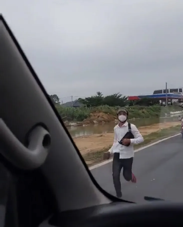 Nam thanh niên chặn đường, đập phá xe cấp cứu trình diện công an - Ảnh 1. Nam thanh niên chặn đường, đập phá xe cấp cứu trình diện công an - Ảnh 1.