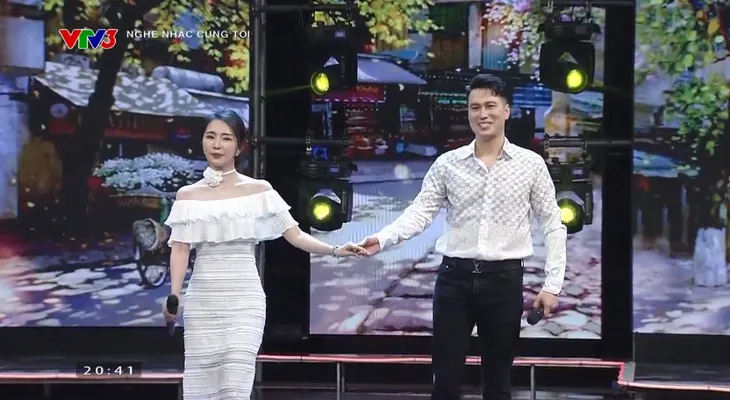 Diễn viên Việt Anh song ca Phút yêu đầu cùng Quỳnh Nga - Ảnh 3. Diễn viên Việt Anh song ca Phút yêu đầu cùng Quỳnh Nga - Ảnh 3.