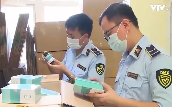 Thủ đoạn sản xuất thực phẩm bổ sung giả dành cho phái đẹp - Ảnh 1.