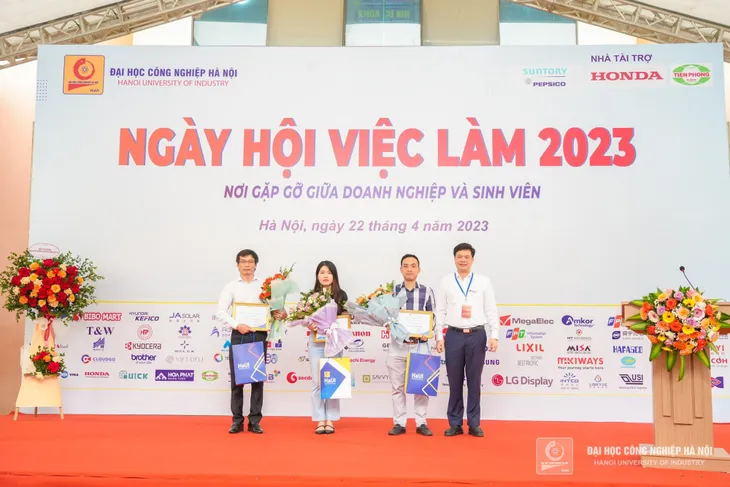 Nhiều giải pháp gắn đào tạo với thực tế tại trường Đại học Công nghiệp Hà Nội - Ảnh 7.