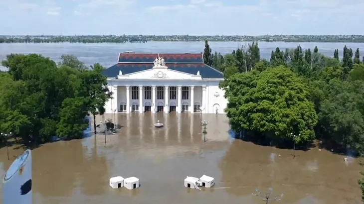 Vụ nổ đập thủy điện ở Kherson: Tổng thống Ukraine triệu tập họp khẩn - Ảnh 1. Vụ nổ đập thủy điện ở Kherson: Tổng thống Ukraine triệu tập họp khẩn - Ảnh 1.