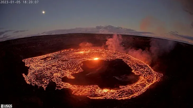 Núi lửa Kilauea tại Hawaii phun trào sau ba tháng tạm dừng - Ảnh 1. Núi lửa Kilauea tại Hawaii phun trào sau ba tháng tạm dừng - Ảnh 1.