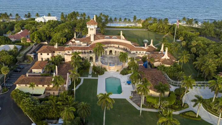 Cựu Tổng thống Trump đối mặt với cáo buộc liên bang về tài liệu chính phủ - Ảnh 3. Cựu Tổng thống Trump đối mặt với cáo buộc liên bang về tài liệu chính phủ - Ảnh 3.
