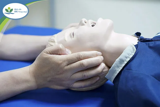 5 bước cấp cứu trẻ đuối nước đúng cách và những sai lầm cần tránh - Ảnh 1. 5 bước cấp cứu trẻ đuối nước đúng cách và những sai lầm cần tránh - Ảnh 1.