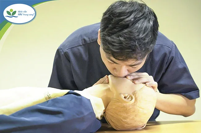 5 bước cấp cứu trẻ đuối nước đúng cách và những sai lầm cần tránh - Ảnh 3. 5 bước cấp cứu trẻ đuối nước đúng cách và những sai lầm cần tránh - Ảnh 3.