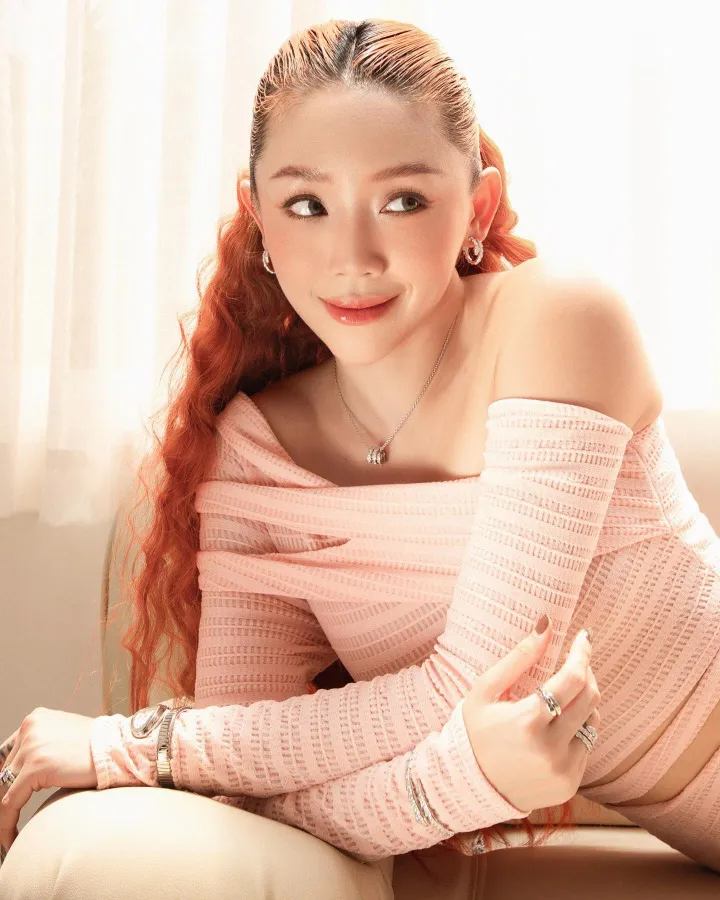 Sao Việt ngày 9/6: MC Vân Hugo thử áo cưới, Hòa Minzy khoe dáng quyến rũ - Ảnh 3. Sao Việt ngày 9/6: MC Vân Hugo thử áo cưới, Hòa Minzy khoe dáng quyến rũ - Ảnh 3.