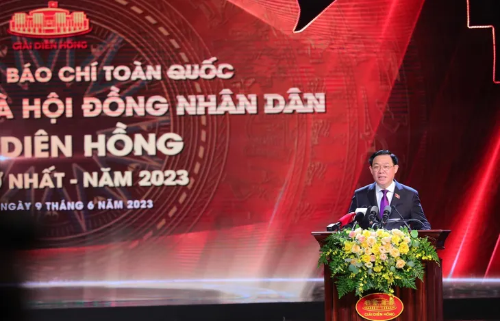 67 tác phẩm báo chí được trao Giải Diên Hồng lần thứ nhất - Ảnh 2. 67 tác phẩm báo chí được trao Giải Diên Hồng lần thứ nhất - Ảnh 2.