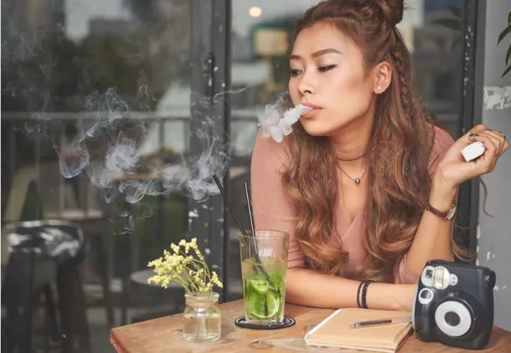 Gần 10% thanh thiếu niên Thái Lan hút thuốc lá điện tử - Ảnh 1. Gần 10% thanh thiếu niên Thái Lan hút thuốc lá điện tử - Ảnh 1.