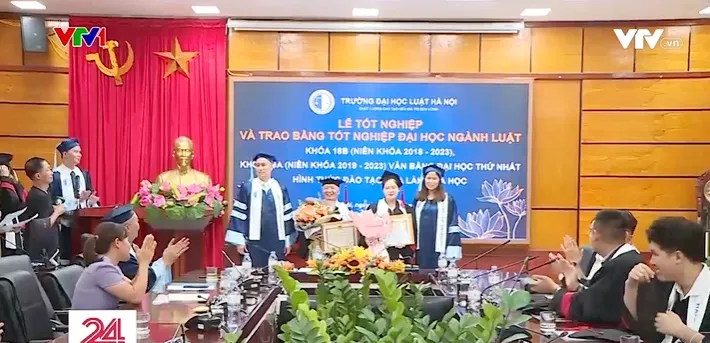 Sinh viên U80 nhận bằng giỏi cử nhân Luật - Ảnh 1. Sinh viên U80 nhận bằng giỏi cử nhân Luật - Ảnh 1.