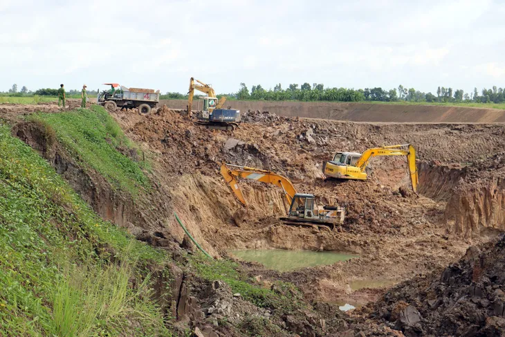 Kiên Giang: Bắt quả tang nhóm đối tượng khai thác khoáng sản trái phép - Ảnh 3. Kiên Giang: Bắt quả tang nhóm đối tượng khai thác khoáng sản trái phép - Ảnh 3.