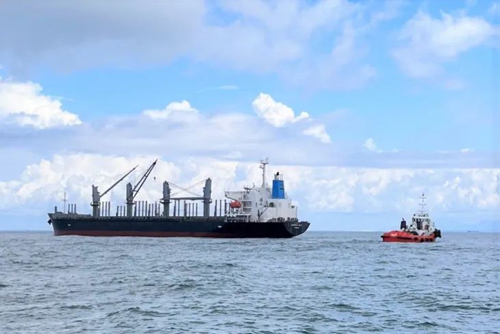 Cứu hộ tàu Panama mắc cạn ở vùng biển Bình Thuận - Ảnh 1. Cứu hộ tàu Panama mắc cạn ở vùng biển Bình Thuận - Ảnh 1.