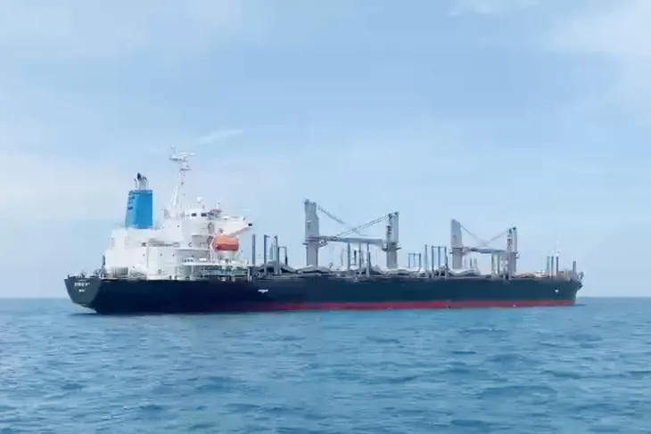 Cứu hộ tàu Panama mắc cạn ở vùng biển Bình Thuận - Ảnh 2. Cứu hộ tàu Panama mắc cạn ở vùng biển Bình Thuận - Ảnh 2.