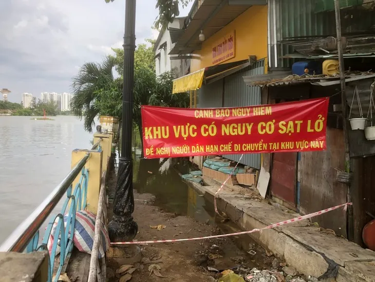 Tiếp tục xảy ra sạt lở bờ kênh Thanh Đa - Ảnh 1. Tiếp tục xảy ra sạt lở bờ kênh Thanh Đa - Ảnh 1.
