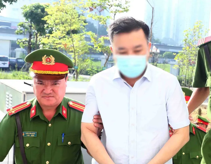 Hình ảnh dẫn giải các bị cáo vụ chuyến bay giải cứu đến tòa xét xử - Ảnh 5. Hình ảnh dẫn giải các bị cáo vụ chuyến bay giải cứu đến tòa xét xử - Ảnh 5.