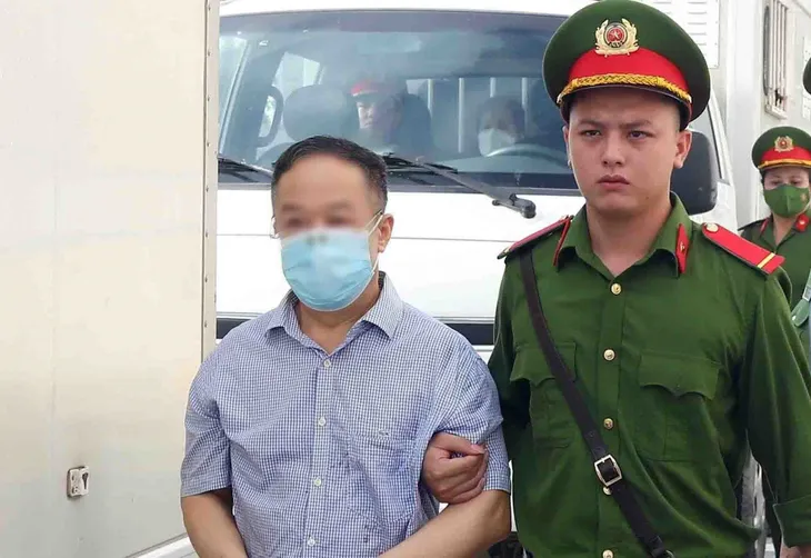 Hình ảnh dẫn giải các bị cáo vụ chuyến bay giải cứu đến tòa xét xử - Ảnh 3. Hình ảnh dẫn giải các bị cáo vụ chuyến bay giải cứu đến tòa xét xử - Ảnh 3.