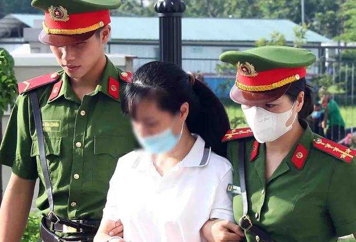 Hình ảnh dẫn giải các bị cáo vụ chuyến bay giải cứu đến tòa xét xử - Ảnh 6. Hình ảnh dẫn giải các bị cáo vụ chuyến bay giải cứu đến tòa xét xử - Ảnh 6.