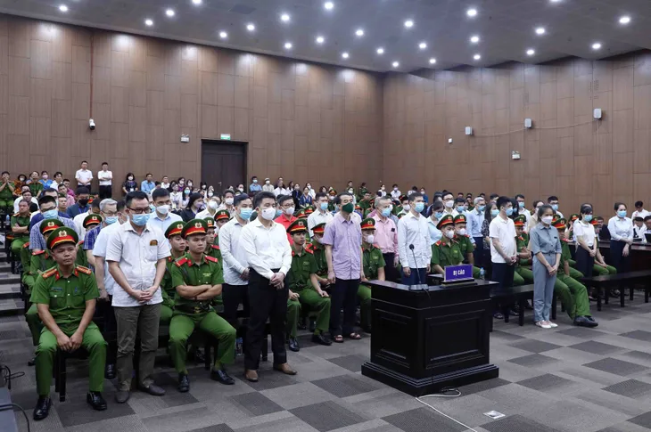 Hình ảnh dẫn giải các bị cáo vụ chuyến bay giải cứu đến tòa xét xử - Ảnh 9. Hình ảnh dẫn giải các bị cáo vụ chuyến bay giải cứu đến tòa xét xử - Ảnh 9.