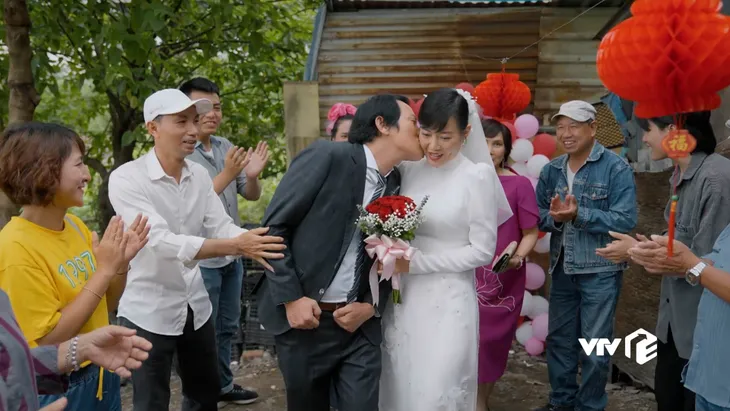 Cuộc đời vẫn đẹp sao - Tập 45: Đám cưới viên mãn, rộn ràng nơi xóm chợ nghèo - Ảnh 15. Cuộc đời vẫn đẹp sao - Tập 45: Đám cưới viên mãn, rộn ràng nơi xóm chợ nghèo - Ảnh 15.