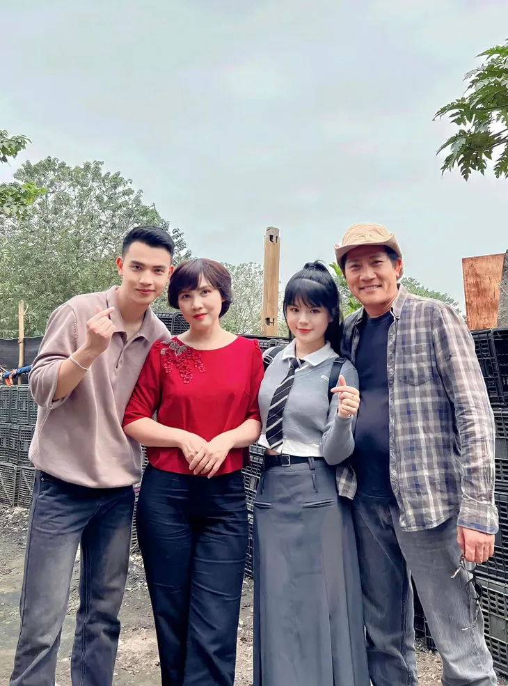 Loạt ảnh Thạch - Nga ngọt như kẹo ở hậu trường tập cuối Cuộc đời vẫn đẹp sao - Ảnh 11. Loạt ảnh Thạch - Nga ngọt như kẹo ở hậu trường tập cuối Cuộc đời vẫn đẹp sao - Ảnh 11.