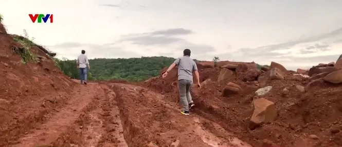 Rầm rộ khai thác đá bazan trái phép: Làm sao ngăn chặn? - Ảnh 1. Rầm rộ khai thác đá bazan trái phép: Làm sao ngăn chặn? - Ảnh 1.