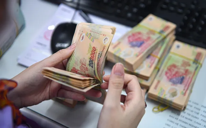 Dư địa hạ lãi suất cuối năm thu hẹp - Ảnh 1. Dư địa hạ lãi suất cuối năm thu hẹp - Ảnh 1.