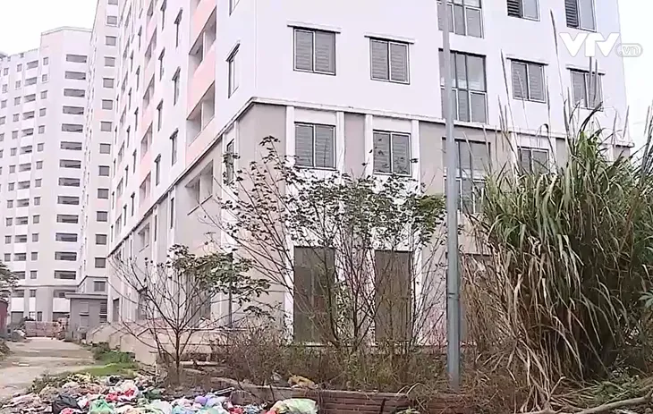 Lãng phí hàng chục nghìn căn hộ tái định cư bị bỏ hoang - Ảnh 1. Lãng phí hàng chục nghìn căn hộ tái định cư bị bỏ hoang - Ảnh 1.