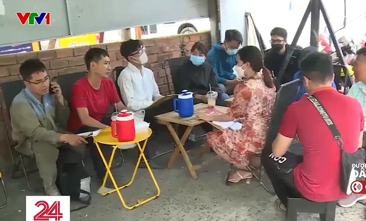 Trung tâm dạy lái xe ô tô bất ngờ đóng cửa, nhiều học viên lo lắng - Ảnh 1. Trung tâm dạy lái xe ô tô bất ngờ đóng cửa, nhiều học viên lo lắng - Ảnh 1.