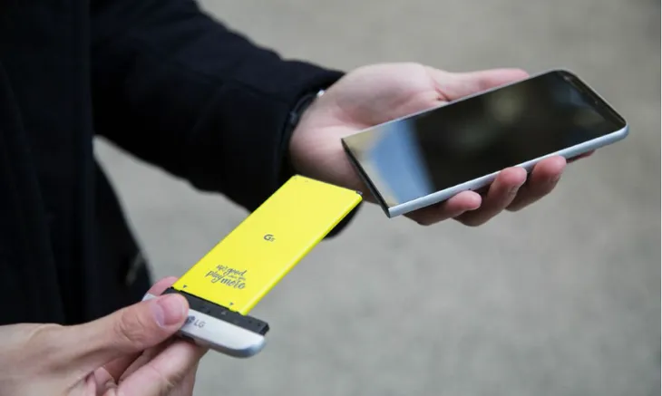 EU thông qua luật buộc mọi smartphone phải có pin dễ thay thế vào năm 2027 - Ảnh 1. EU thông qua luật buộc mọi smartphone phải có pin dễ thay thế vào năm 2027 - Ảnh 1.