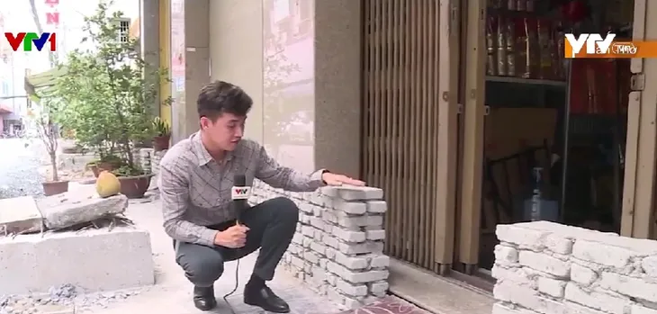 Nâng cấp đường cao hơn nền nhà dân gần nửa mét - Ảnh 1. Nâng cấp đường cao hơn nền nhà dân gần nửa mét - Ảnh 1.