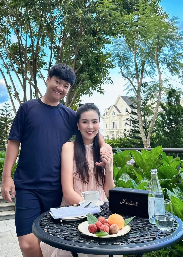 Sao Việt ngày 15/7: Mai Ngọc chúc mừng sinh nhật ông xã, Hồng Diễm cuốn hút với sắc đỏ - Ảnh 1. Sao Việt ngày 15/7: Mai Ngọc chúc mừng sinh nhật ông xã, Hồng Diễm cuốn hút với sắc đỏ - Ảnh 1.