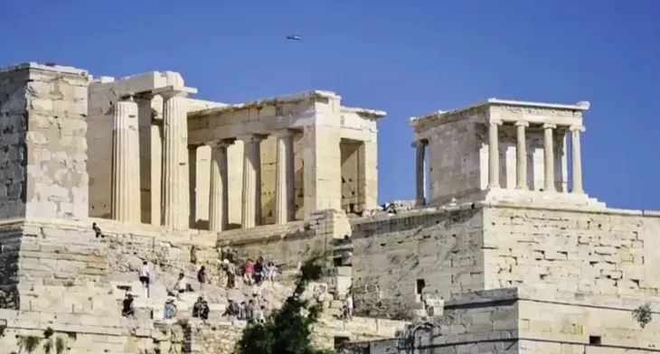 Đóng cửa thành cổ Acropolis (Hy Lạp) vì nắng nóng - Ảnh 1. Đóng cửa thành cổ Acropolis (Hy Lạp) vì nắng nóng - Ảnh 1.