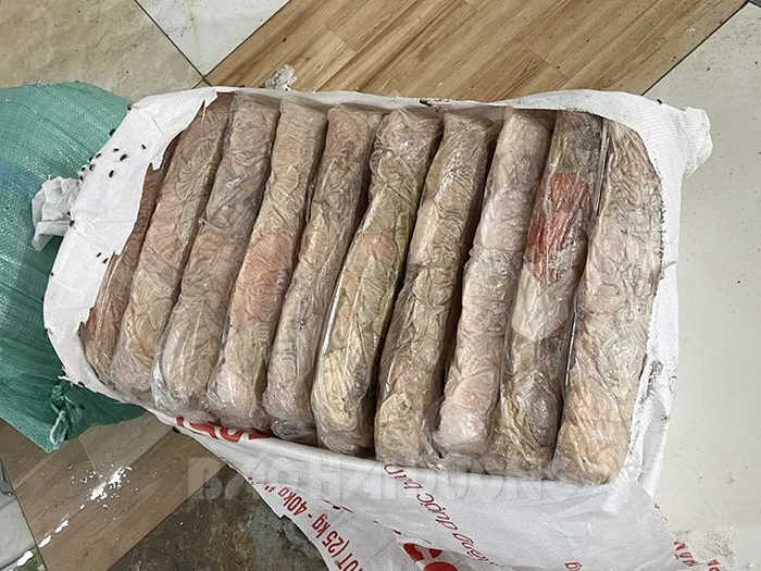 Hải Dương: Phát hiện hộ kinh doanh tàng trữ hơn 2,3 tấn nội tạng lợn bốc mùi hôi thối - Ảnh 2. Hải Dương: Phát hiện hộ kinh doanh tàng trữ hơn 2,3 tấn nội tạng lợn bốc mùi hôi thối - Ảnh 2.