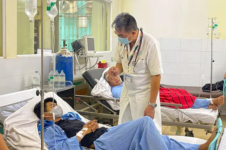 Vụ ngộ độc rượu ở Bình Phước: Cả ba nạn nhân đã bắt đầu hồi phục - Ảnh 2. Vụ ngộ độc rượu ở Bình Phước: Cả ba nạn nhân đã bắt đầu hồi phục - Ảnh 2.