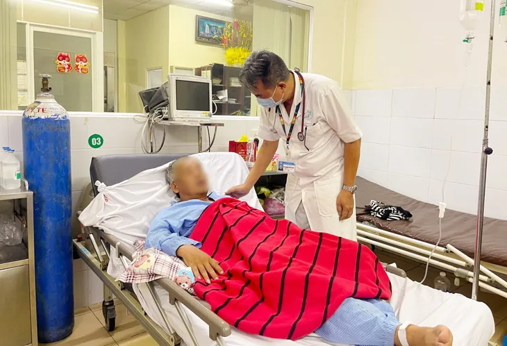 Vụ ngộ độc rượu ở Bình Phước: Cả ba nạn nhân đã bắt đầu hồi phục - Ảnh 1. Vụ ngộ độc rượu ở Bình Phước: Cả ba nạn nhân đã bắt đầu hồi phục - Ảnh 1.
