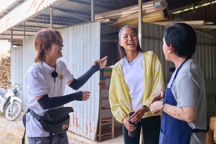 Đệ nhất mưu sinh: Kim Tử Long ăn xong bỏ chạy, Quỳnh Lý hết hồn vì không có tiền trả - Ảnh 1. Đệ nhất mưu sinh: Kim Tử Long ăn xong bỏ chạy, Quỳnh Lý hết hồn vì không có tiền trả - Ảnh 1.
