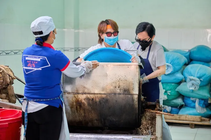 Đệ nhất mưu sinh: Kim Tử Long ăn xong bỏ chạy, Quỳnh Lý hết hồn vì không có tiền trả - Ảnh 5. Đệ nhất mưu sinh: Kim Tử Long ăn xong bỏ chạy, Quỳnh Lý hết hồn vì không có tiền trả - Ảnh 5.