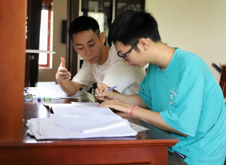 Anh em ruột cùng giành HCV Olympic Toán quốc tế - Ảnh 1. Anh em ruột cùng giành HCV Olympic Toán quốc tế - Ảnh 1.