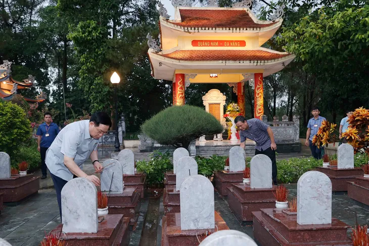 Chủ tịch Quốc hội dâng hương tại các địa danh lịch sử tỉnh Quảng Trị - Ảnh 4. Chủ tịch Quốc hội dâng hương tại các địa danh lịch sử tỉnh Quảng Trị - Ảnh 4.