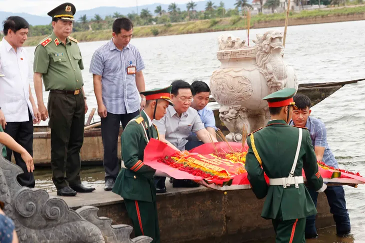 Chủ tịch Quốc hội dâng hương tại các địa danh lịch sử tỉnh Quảng Trị - Ảnh 2. Chủ tịch Quốc hội dâng hương tại các địa danh lịch sử tỉnh Quảng Trị - Ảnh 2.