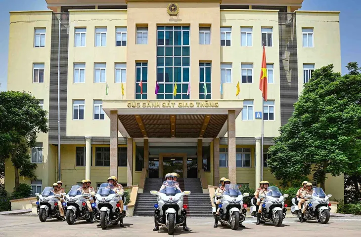 Bàn giao 30 siêu mô tô cho cảnh sát giao thông 11 tỉnh, thành phố - Ảnh 1.