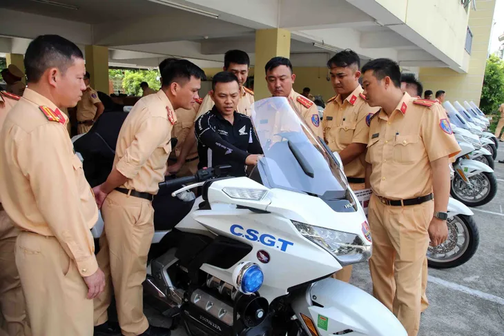 Bàn giao 30 siêu mô tô cho cảnh sát giao thông 11 tỉnh, thành phố - Ảnh 2.