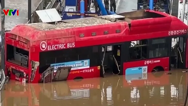 Mưa lũ tại Hàn Quốc khiến ít nhất 39 người thiệt mạng - Ảnh 1. Mưa lũ tại Hàn Quốc khiến ít nhất 39 người thiệt mạng - Ảnh 1.