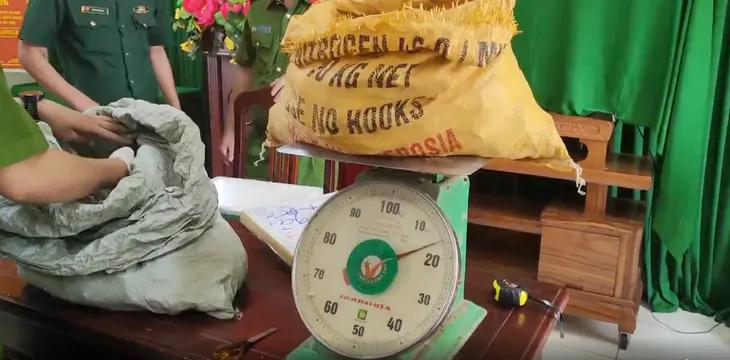 Quảng Ngãi: Bắt đối tượng vận chuyển trái phép vật liệu nổ - Ảnh 2. Quảng Ngãi: Bắt đối tượng vận chuyển trái phép vật liệu nổ - Ảnh 2.