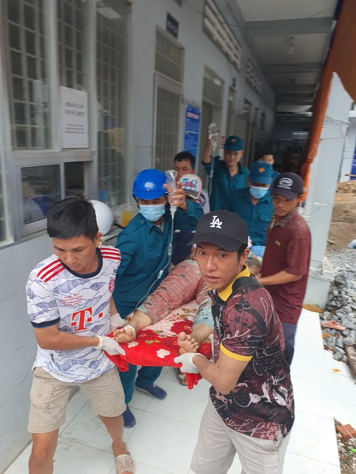Gió lốc làm sập nhà chờ cầu cảng ở Kiên Giang, 4 người thương vong - Ảnh 2. Gió lốc làm sập nhà chờ cầu cảng ở Kiên Giang, 4 người thương vong - Ảnh 2.