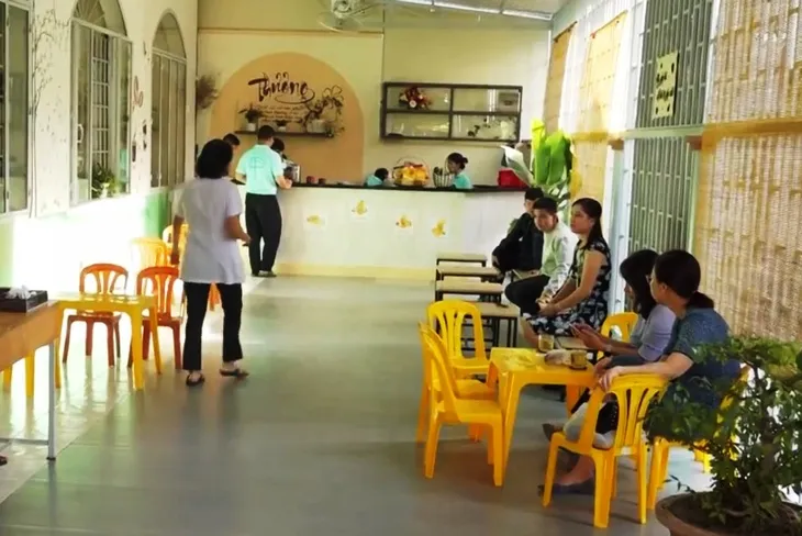Tình người ở quán Cà phê Thương nơi phố biển Nha Trang - Ảnh 2. Tình người ở quán Cà phê Thương nơi phố biển Nha Trang - Ảnh 2.