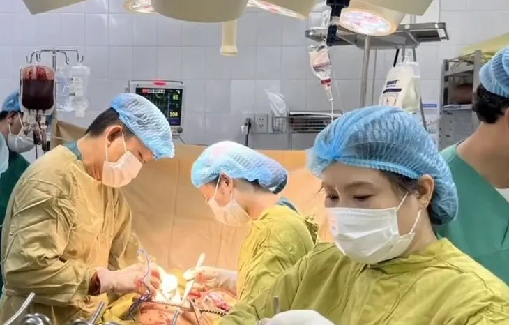 Cứu sống thanh niên ngừng tim, ngừng thở sau nhát dao chí mạng - Ảnh 2. Cứu sống thanh niên ngừng tim, ngừng thở sau nhát dao chí mạng - Ảnh 2.